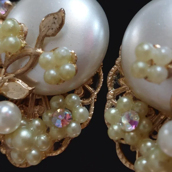 Unsigned Miriam Haskell Vintage Faux Pearl AB Goldtone Floral Earrings - Picture 10 of 14